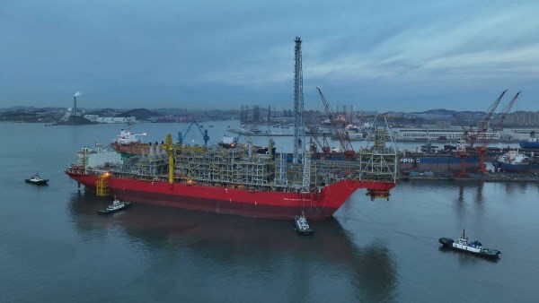 ناقلات النفط تزيد سرعتها بمضيق هرمز وسط تدريبات إيران بالذخيرة الحية