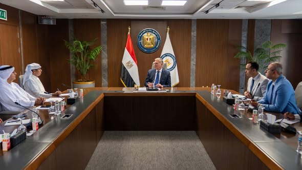 وزير البترول يبحث مع إينوك الإماراتية التوسع في الاستثمارات المشتركة بمجالات تموين الطائرات