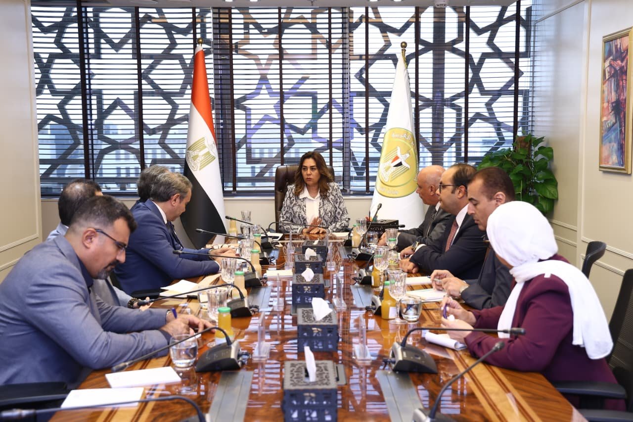 وزيرة التنمية المحلية تتابع مع قيادات الوزارة نتائج زيارتها لفرع جهاز شئون البيئة بالقاهرة الكبرى