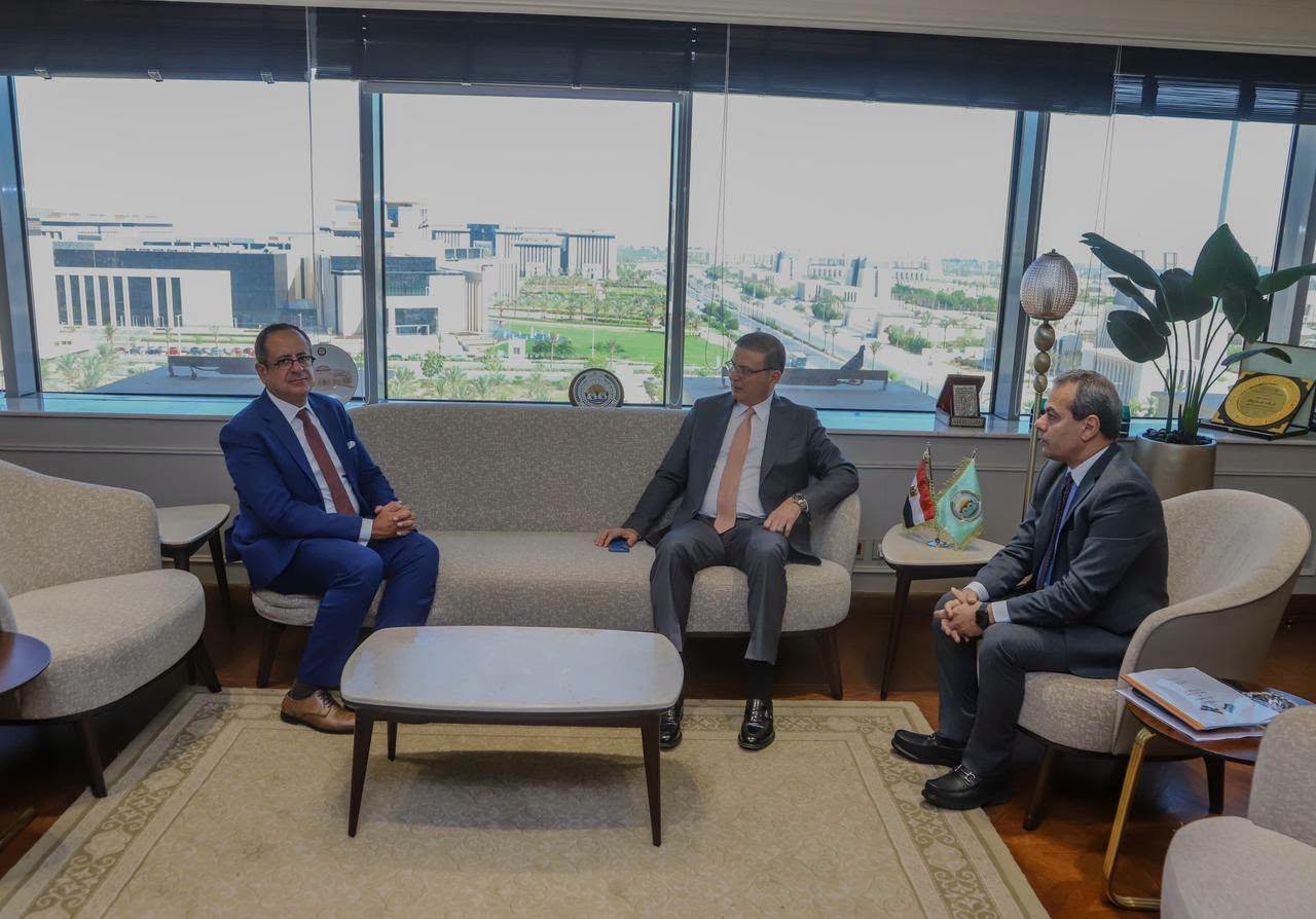 وزير الزراعة يستقبل سفير مصر الجديد لدى العراق لبحث تعزيز التعاون والتبادل التجاري